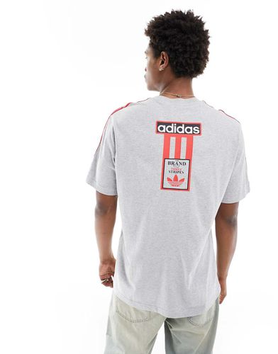 T-shirt grigia e rossa con logo - adidas Originals - Modalova