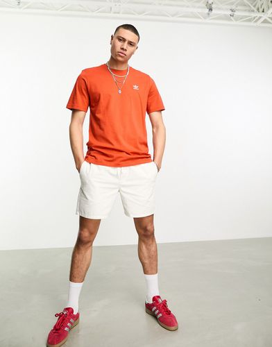 Trefoil Essentials - T-shirt rossa con logo piccolo - adidas Originals - Modalova