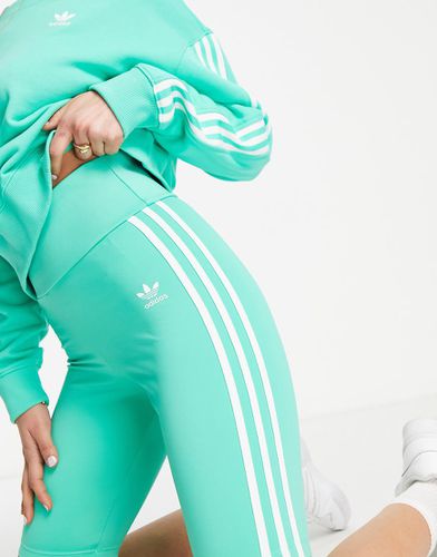 Adicolor - Leggings corti verdi con tre strisce - adidas Originals - Modalova