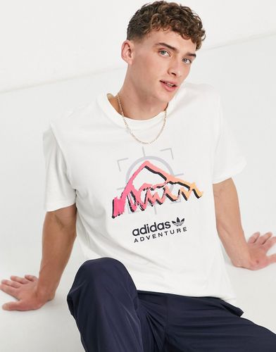 Adventure - T-shirt sporco con scritta stampata sul retro - adidas Originals - Modalova