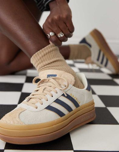 Gazelle Bold - Sneakers color crema e blu navy con suola platform - In esclusiva per ASOS - adidas Originals - Modalova