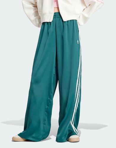 Joggers a fondo ampio verdi in raso - adidas Originals - Modalova