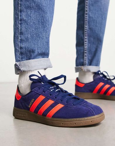 Munchen - Sneakers blu e rosse con suola in gomma - adidas Originals - Modalova