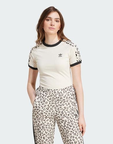 Adidas - T-shirt bianca con 3 strisce leopardate - adidas Originals - Modalova