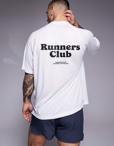 Run Club - T-shirt oversize in tessuto tecnico quick dry con stampa sul retro - ASOS - Modalova