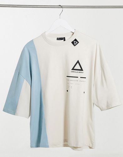 ASOS Unrvlld Spply - T-shirt oversize cut & sew con stampa sul petto e dettaglio con etichetta - ASOS DESIGN - Modalova