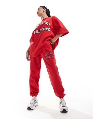 Joggers oversize rossi con logo stile college - ASOS WEEKEND COLLECTIVE - Modalova