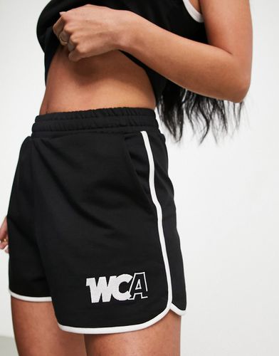 Pantaloncini da running neri con profili a contrasto e logo WCA - ASOS WEEKEND COLLECTIVE - Modalova