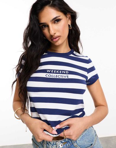 T-shirt corta a righe bianche e blu navy con logo - ASOS WEEKEND COLLECTIVE - Modalova