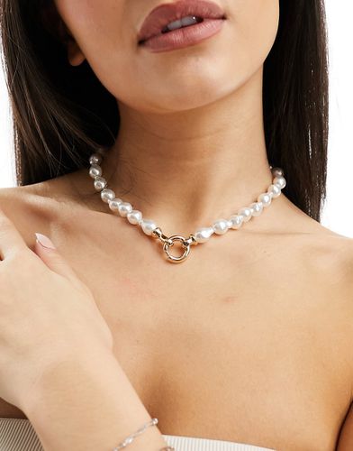 Collana dorata con perle d'acqua dolce sintetiche e dettaglio a gancetto - ASOS DESIGN - Modalova