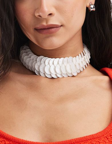 Collarino con conchiglie sintetiche - ASOS DESIGN - Modalova