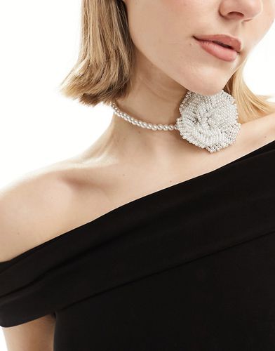 Collarino con perle sintetiche e dettaglio a fiore - ASOS DESIGN - Modalova