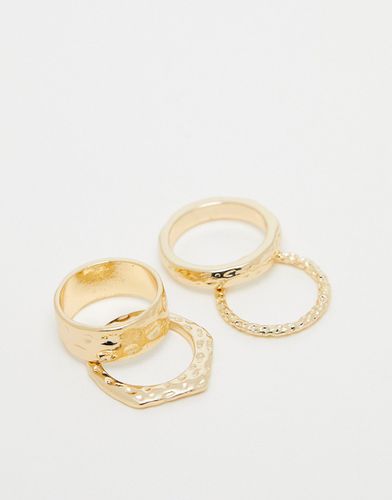 Confezione da 4 anelli dorati con design martellato - ASOS DESIGN - Modalova