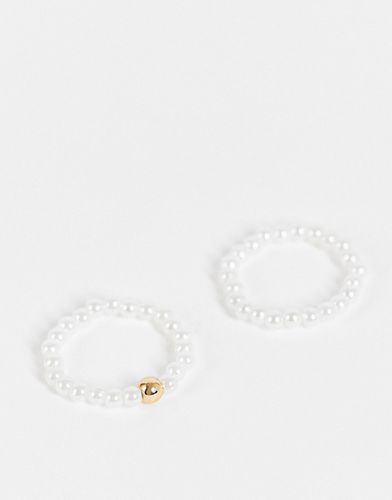 Confezione da 2 anelli con perle sintetiche e perlina dorata - ASOS DESIGN - Modalova