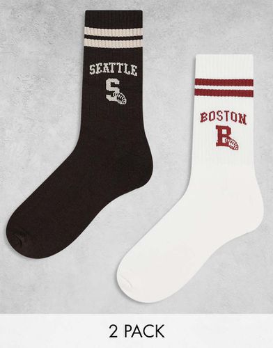 Confezione da 2 paia di calzini sportivi écru e marroni con grafiche Boston e Seattle - ASOS DESIGN - Modalova