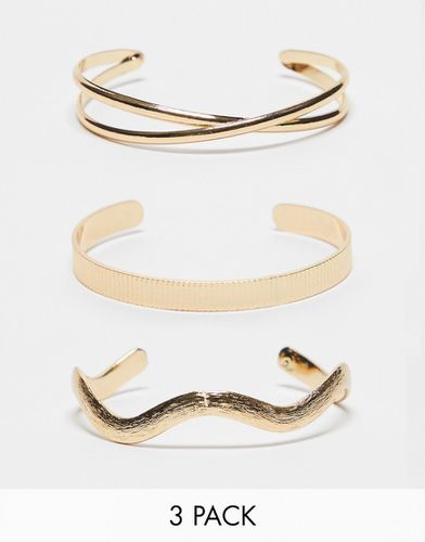 Confezione da 3 bracciali rigidi dorati con design misti - ASOS DESIGN - Modalova