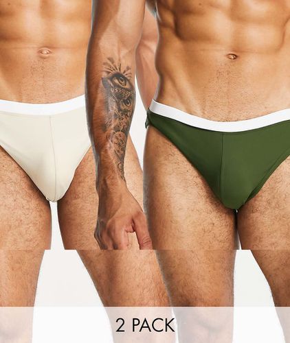 Confezione risparmio da 2 slip da bagno verde scuro e beige con profili bianchi a contrasto - ASOS DESIGN - Modalova