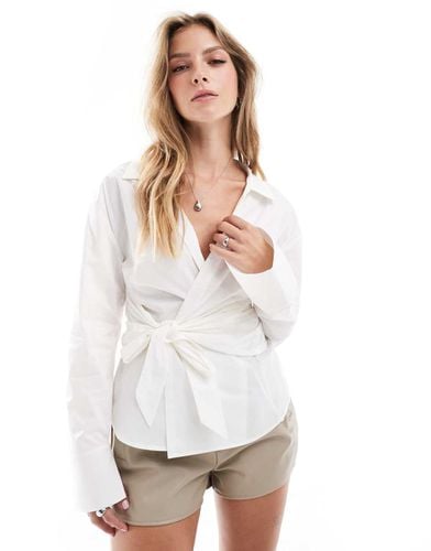 Camicia a portafoglio bianca in popeline con scollo profondo - ASOS DESIGN - Modalova