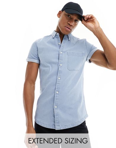 Camicia di jeans con colletto button-down e maniche risvoltate slim lavaggio chiaro - ASOS DESIGN - Modalova