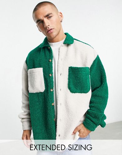 Camicia giacca oversize in pile borg verde e bianca con motivo cut & sew - ASOS DESIGN - Modalova
