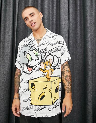 Camicia lunga comoda con rever e stampa con Tom & Jerry e monogramma - ASOS DESIGN - Modalova