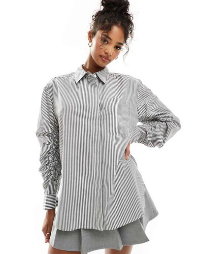 Camicia oversize nera e bianca a righe con arricciatura sulle maniche - ASOS DESIGN - Modalova