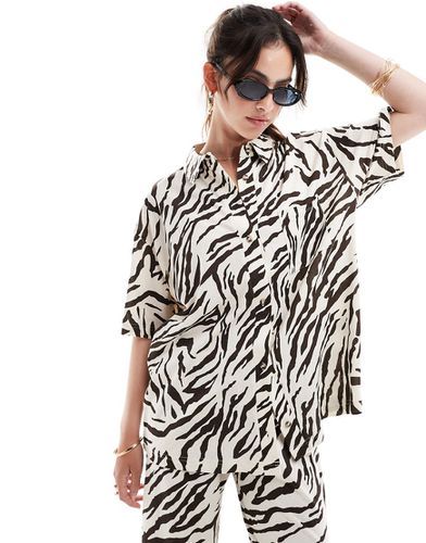 Camicia resort con stampa zebrata testurizzata in coordinato - ASOS DESIGN - Modalova