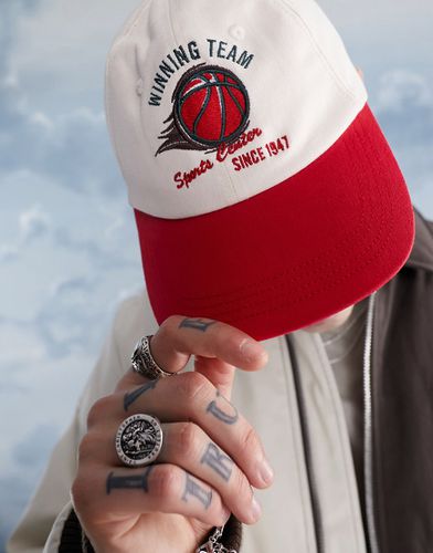 Cappellino morbido con visiera e ricami stile basketball rosso ed écru - ASOS DESIGN - Modalova