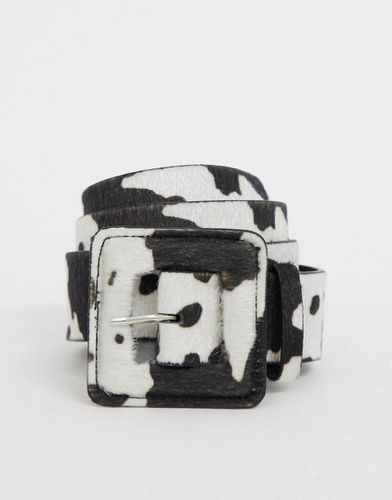 Cintura per vita e fianchi con stampa effetto mucca e fibbia coordinata - ASOS DESIGN - Modalova