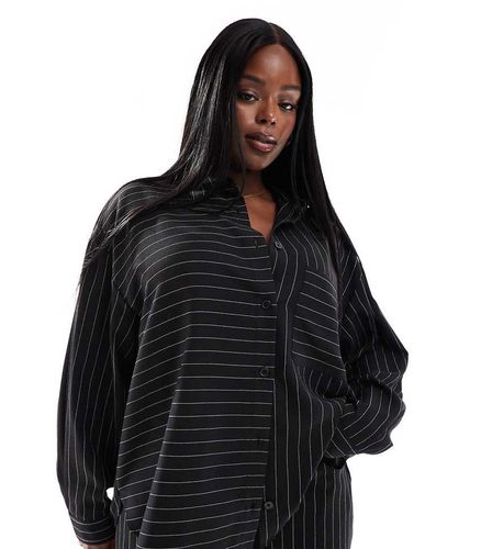 ASOS DESIGN Curve - Camicia oversize nera a righe con tasca in coordinato - ASOS Curve - Modalova