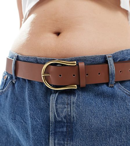 Curve - Cintura da jeans per vita e fianchi color cuoio con fibbia a mezzaluna - ASOS DESIGN - Modalova