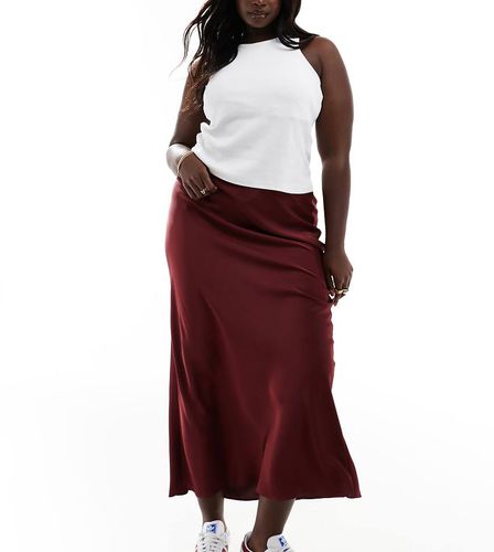 ASOS DESIGN Curve - Gonna midi in raso bordeaux con taglio sbieco - ASOS Curve - Modalova