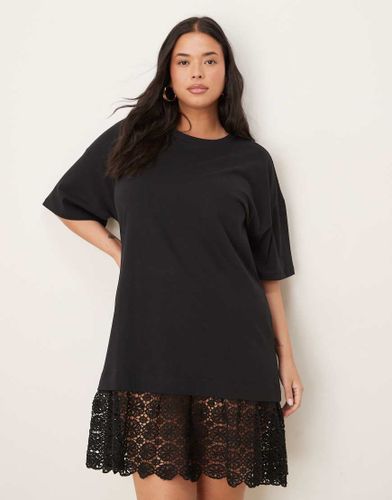 ASOS DESIGN Curve - Robe t-shirt courte avec encolure dégagée et ourlet bordé de dentelle - Asos Curve - Modalova