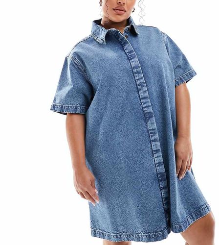 ASOS DESIGN Curve - Robe chemise en jean à manches courtes - délavé moyen - Asos Curve - Modalova