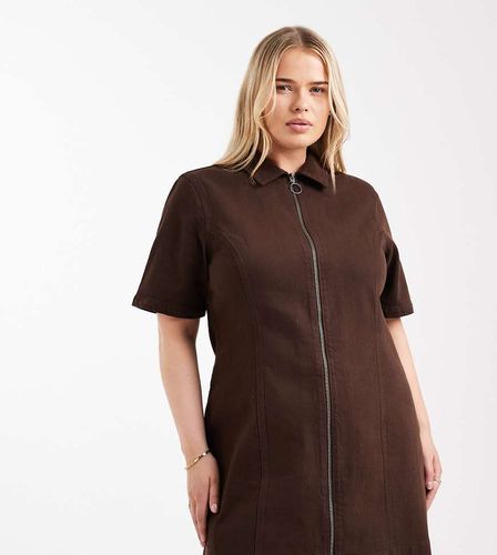 ASOS DESIGN Curve - Robe courte en jean avec manches courtes et fermeture éclair - Chocolat - Asos Curve - Modalova