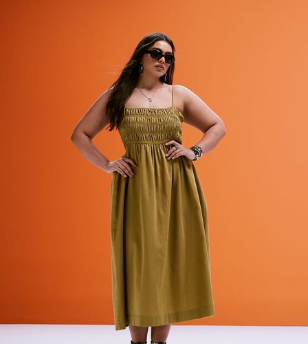 ASOS DESIGN Curve - Robe longue en satin de coton avec buste froncé - Mousse - Asos Curve - Modalova