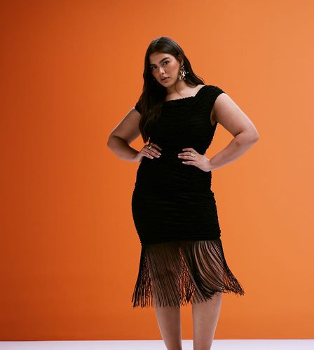 ASOS DESIGN Curve - Robe mi-longue texturée à encolure asymétrique et ourlet frangé - Asos Curve - Modalova