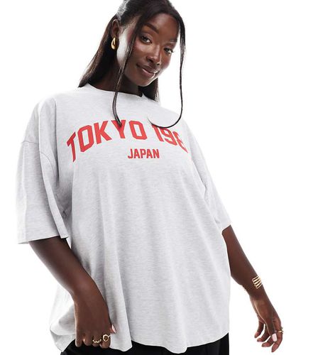 ASOS DESIGN Curve - T-shirt oversize ghiaccio mélange con stampa "Tokyo" in rilievo - ASOS Curve - Modalova