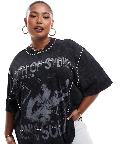 ASOS DESIGN Curve - T-shirt oversize slavato con grafiche stile rock e borchie - ASOS Curve - Modalova