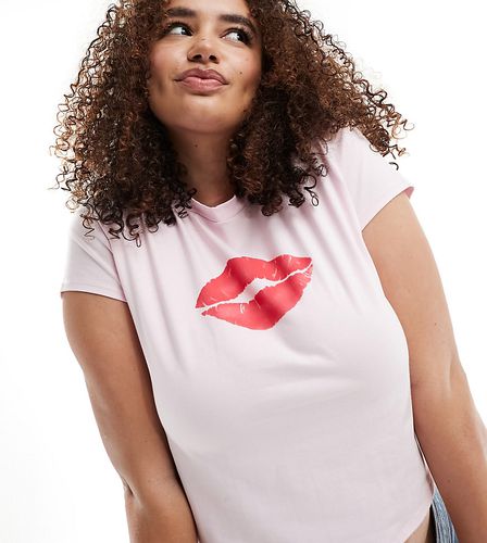 ASOS DESIGN Curve - T-shirt ristretta con stampa di labbra rosse - ASOS Curve - Modalova