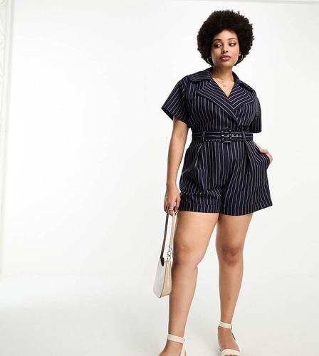 ASOS DESIGN Curve - Tuta corta stile smoking a maniche corte gessata con cintura - ASOS Curve - Modalova