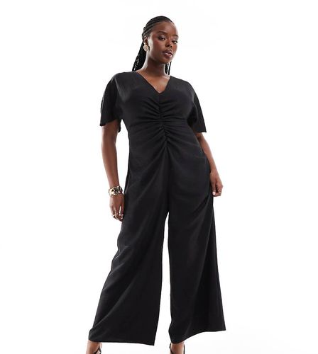 ASOS DESIGN Curve - Tuta jumpsuit nera arricciata sul davanti con cut-out sul retro - ASOS Curve - Modalova