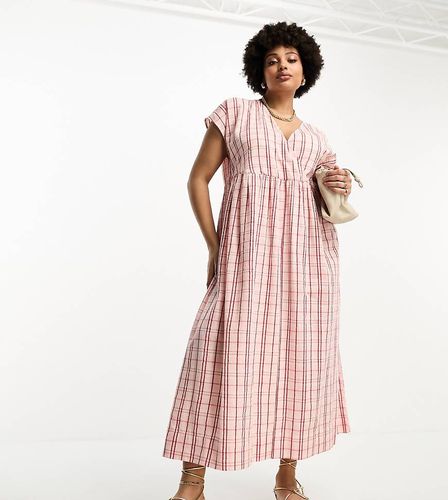 ASOS DESIGN Curve - Vestito grembiule midi in cotone rosa quadri con scollo a V - ASOS Curve - Modalova