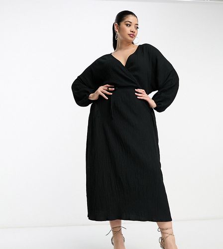 ASOS DESIGN Curve - Vestito midi stropicciato a portafoglio nero testurizzato con allacciatura laterale - ASOS Curve - Modalova