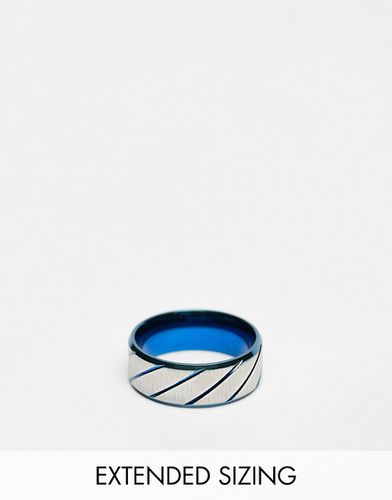 Anello a fascia in acciaio inossidabile resistente all'acqua con incisione orizzontale blu metallizzato e argentato - ASOS DESIGN - Modalova