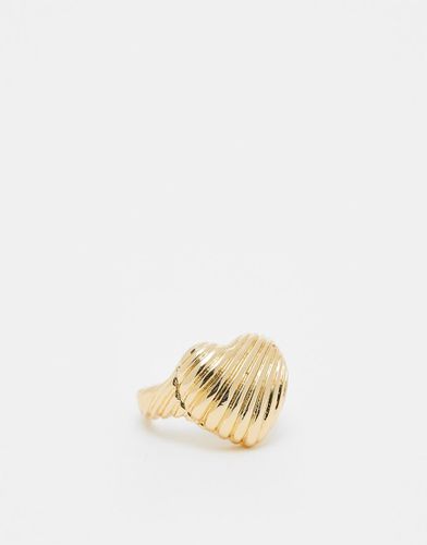 Anello dorato con cuore bombato zigrinato - ASOS DESIGN - Modalova