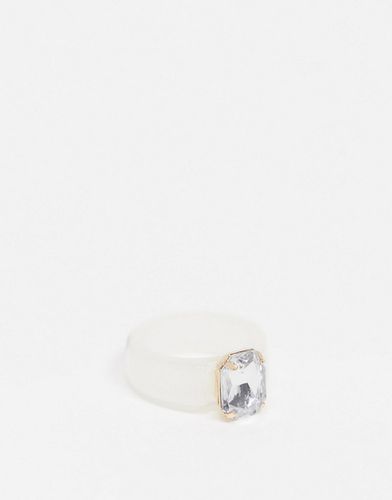 Anello in plastica bianca con cristallo - ASOS DESIGN - Modalova