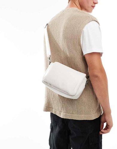 Borsa a tracolla in pelle sintetica écru con design imbottito - ASOS DESIGN - Modalova