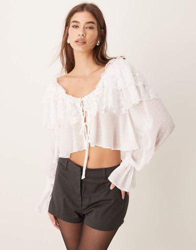 Blusa in misto pizzo e plumetis avorio con volant e laccio sul davanti - ASOS DESIGN - Modalova