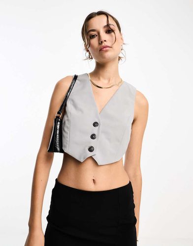 Gilet taglio corto chiaro con bottoni a contrasto - ASOS DESIGN - Modalova